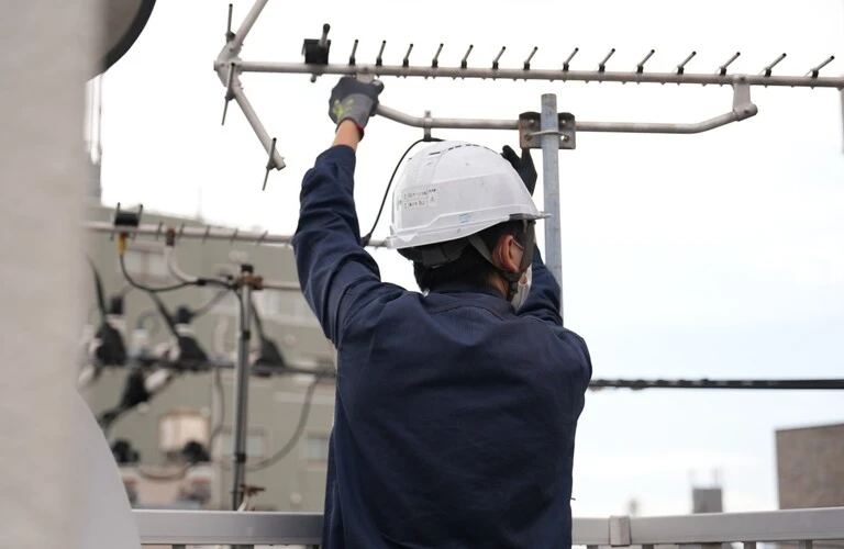 BSアンテナの設置 | 東京の電気通信工事なら受信サービス株式会社